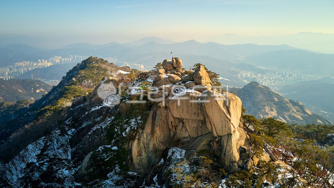 수락산,경기도,남양주,겨울산,설산,눈,자연,풍경,야외,옥외,트레킹,쾌청,산꼭대기,능선,등산,항공촬영,드론촬영,바위산,겨울,겨울풍경,suraksanmountain,gyeonggido,namyangju,wintermountain,snow,nature,landscape,outdoor,trekking,pleasure,topofmountain,ridge,mountainclimbing,aerialshooting,droneshooting,rockmountain,winter,winterscenery,mountain,산