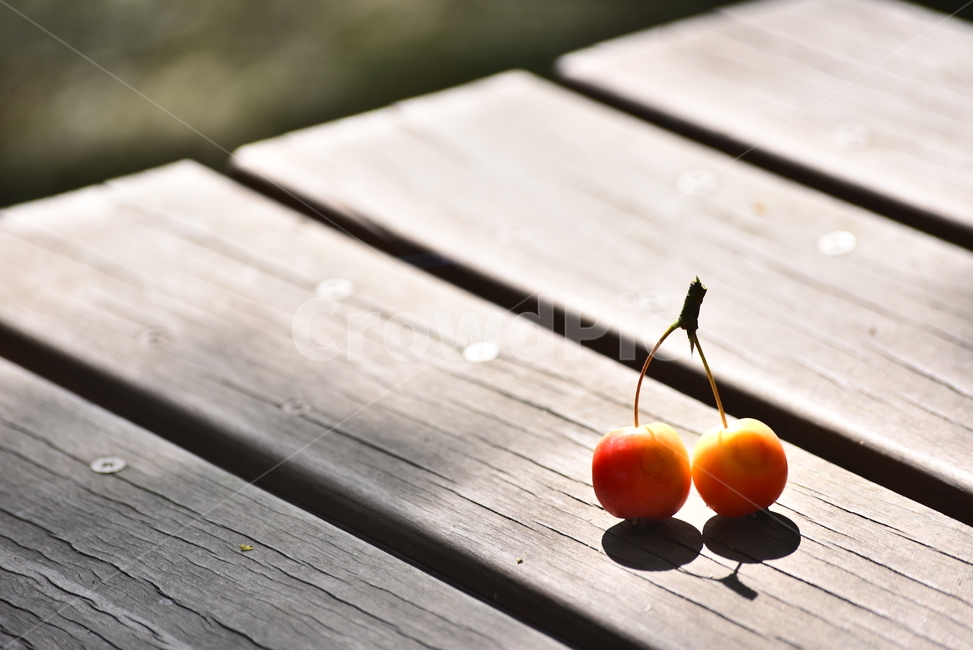 사과,애기사과,능금,과일,식용,음식,푸드,apple,fruit,간식,디저트,먹거리,구연산,달콤,새콤,나무열매,열매,데크,빛,food,plant,식물,deck,2,나뭇결,배경,바탕,백그라운드,background,둘,빨강색,레드,과일,열매,fruit