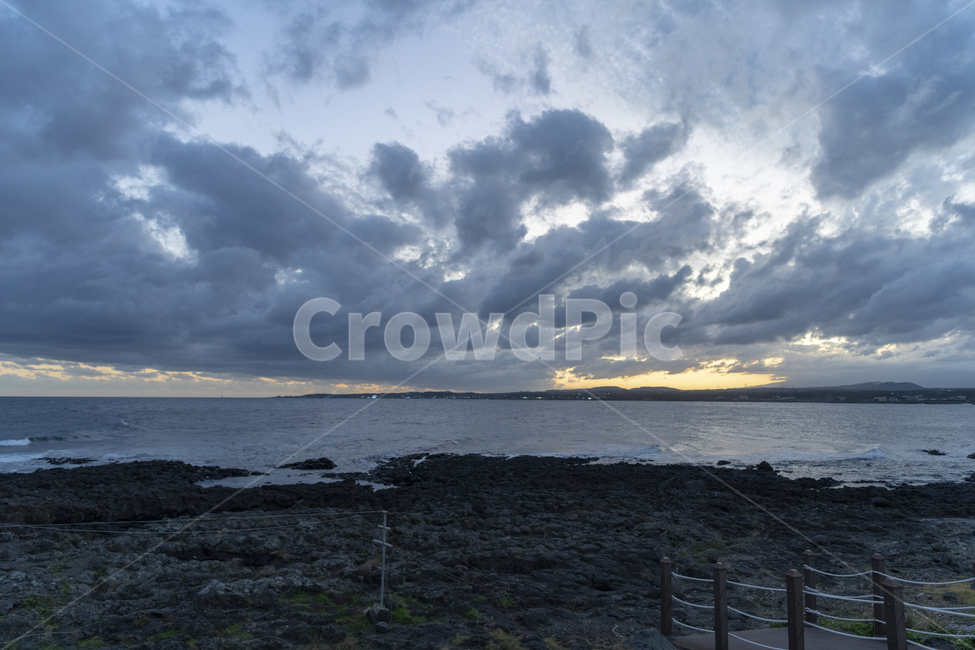 cloud,cloudscape,house,landscape,nature,scenery,sky,sunny,view,바닷가,구름,해안,어두운,우울한,수평선,경치,자연,암초,바다,하늘,폭풍,일몰,날씨