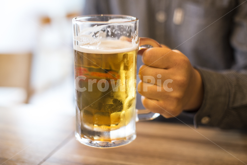생맥주,맥주,맥주잔,얼음잔,알콜,음료,보리음료,보리,술,주류,거품,500,오백,치맥,양조,갈색,근접촬영,콜드,결로,유리,황금,생활,라이프스타일,펍,손,건배,짠,시원함,사람,인물,인간,human,person,신체일부,몸,body,술,주류,alcohol