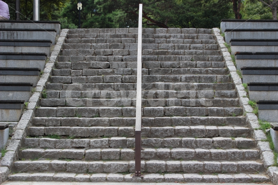 계단,돌계단,난간,오름,내림,오르막,내리막,층,걸음,발거음,야외,나들이,소풍,풀,벽돌,회색