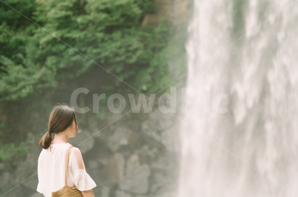 필름사진,제주,여행,폭포,스무살,사람,인물,인간,human,person,여성,여자,woman,female,lady,감정표현,기분,feeling,emotion,고독함,외로움,쓸쓸함,우울함,슬픔,lonely,solitary,감성,sensible