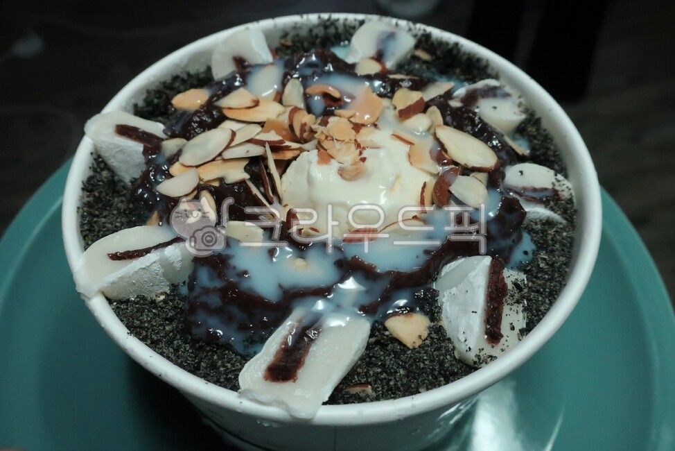 black sesame seeds,snack,Condensed milk,summer,glutinous rice cake,ice cream,shaved ice,dessert,nuts,rice cake,Red bean shaved ice