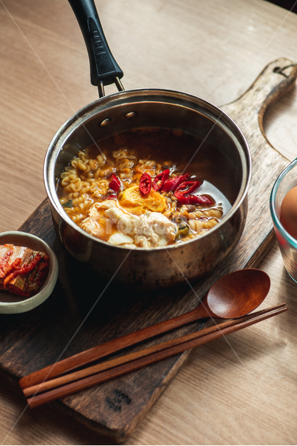 라면,한국라면,계란,계란라면,달걀,고추,나무테이블,나무도마,한국음식,한국요리,간편식,라면냄비,따끈한,매콤한,매운,얼큰한,자취요리,자취음식,혼밥,ramen,egg,woodentable,음식,식재료,요리,food,cook,meal,dishes,food reserves,면류,면요리,noodles,한식,한국음식,한국요리,korean food,korean dishes,korean meal,korean cook,감성,sensible,feeling