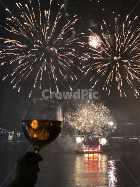 불꽃놀이,불꽃,와인,와인잔,폭죽,축하,파티,야경,바다,야경,밤,풍경,nightscape,night,landscape,기념일,축하,anniversary,congratulation,celebrate,celebration,술,주류,alcohol