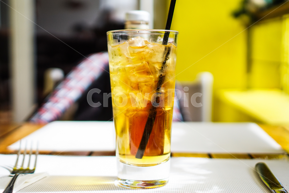 우롱차,음료수,여름음료,아이스,유리컵,빨대,테이블,음료수,drink,beverage