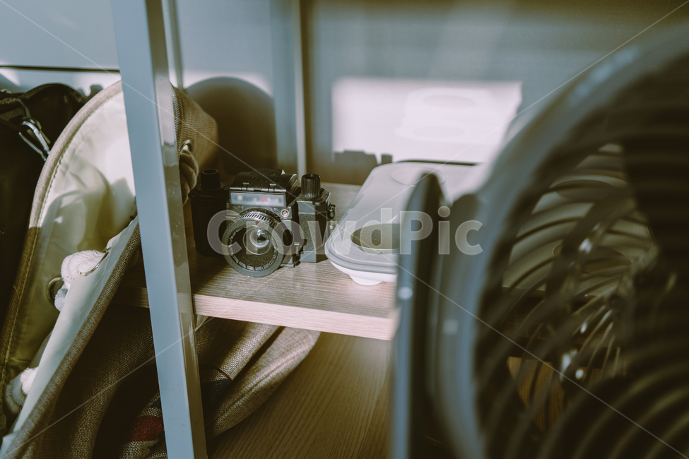 카메라,필름카메라,camera,electronics,전자제품,인테리어,interior,햇빛,그림자,빛,light,shadow,sunlight,선풍기,fan