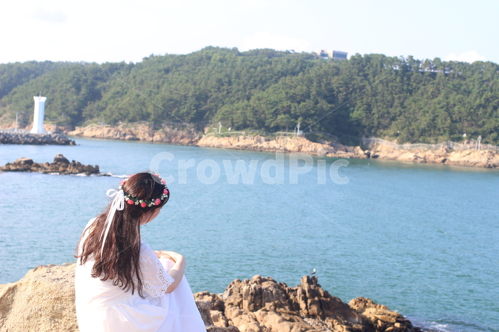 여자뒷모습,여성,긴머리여자,뒷모습,여자,화관쓴여성,흰색옷입은여성,사람,인물,인간,human,person,여성,여자,woman,female,lady