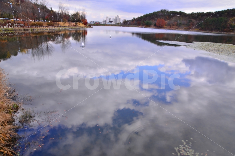 하늘구름,구름반영사진,공원호수,가을하늘사진,반영사진,자연,풍경,nature,landscape,가을,계절,fall,autumn,season,water,물,outdoors,옥외