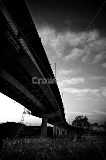 다리,흑백사진,개천,굴곡,배경,흑백,모노톤,monochrome,black and white,건축물,건물외관,exterior,building,structure,architecture,construction