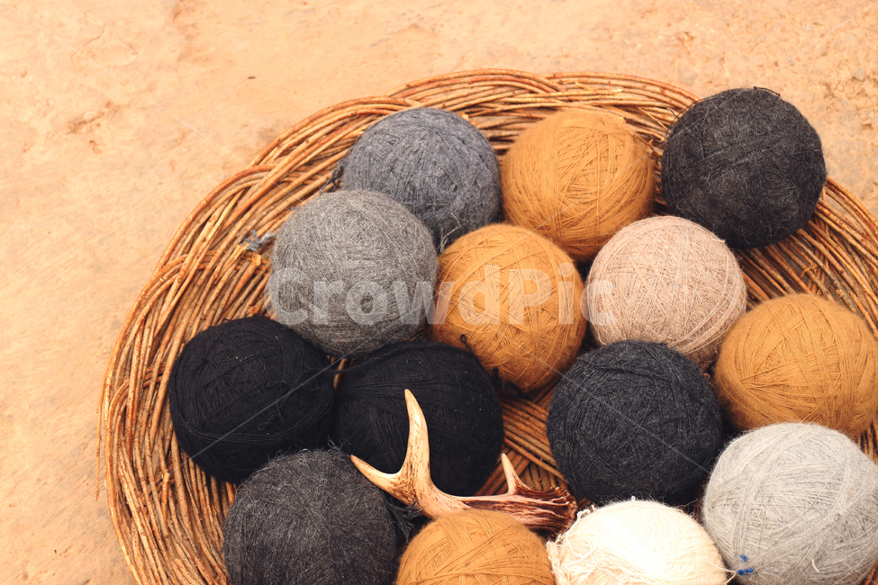 agriculture,artisan,attraction,bleach,chinchero,color,colorful,culture,cusco,dye,editorial,fertile,fur,handicrafts,historic,inca,market,material,mercado,peru,produce,southamerica,thread,town,traditional,urubamba,village,weavers,weaving,쿠스코,페루,남미,친체로,염색,나염,재료,소재,털실,실,양털,브라운,갈색,전통,컬러,재래식,마켓,시장