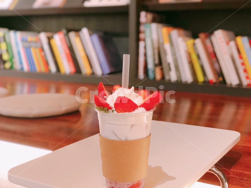딸기,딸기우유,음료,과일,민트,허브,차,우유,생크림,크림,음료수,drink,beverage