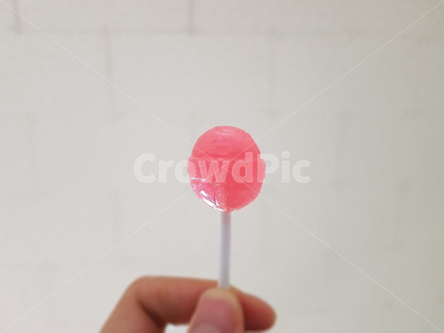 사탕,막대사탕,딸기맛,천장,손가락