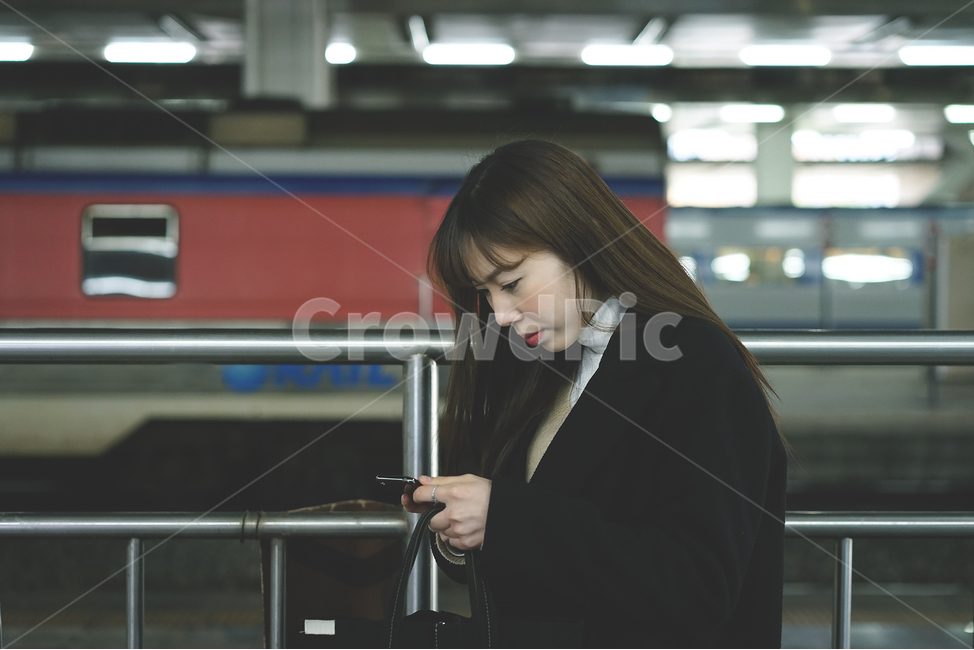 여성,여저,지하철,기차,플랫폼,교통,대중교통,기다림,지하철역,전철,사람,인물,인간,human,person,여성,여자,woman,female,lady,교통,교통수단,traffic,transportation