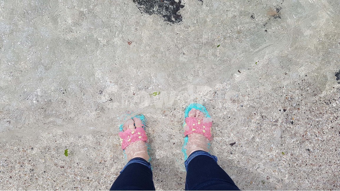 바다,해수욕장,모래,모래사장,발,발자국,슬리퍼,담그기,물놀이,해변,바다,beach,sea,사람,인물,인간,human,person,신체일부,몸,body,여행,휴가,traveling,vacation,trip