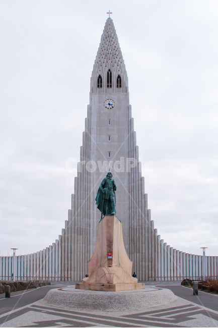 아이슬란드,할그림스키르캬,성당,레이캬비크,레이캬빅,hallgrimskirkja,reykjavik,교회,루터교,유럽,대표,수도,여행지,관광지,관광명소,종교,종교시설,전망대,높은,건축물,건물,독특한,특이한,유명한,하늘,타워,시계탑,시계,동상,기독교,랜드마크,랜드마크,landmark,tourist attraction,해외,외국,세계,foreign,oversea,world,세계랜드마크,해외랜드마크,외국랜드마크,world landmark,world tourist attraction,조각상,동상,석상,조형물,statue,bronze statue,stone statue,종교,신앙,religion,belief,faith,건축물,건물외관,exterior,building,structure,architecture,construction,monument,기념물