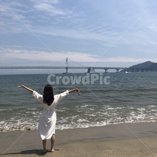 바다,만세,여자,소녀,흰원피스,다리,긴머리여자,자유
