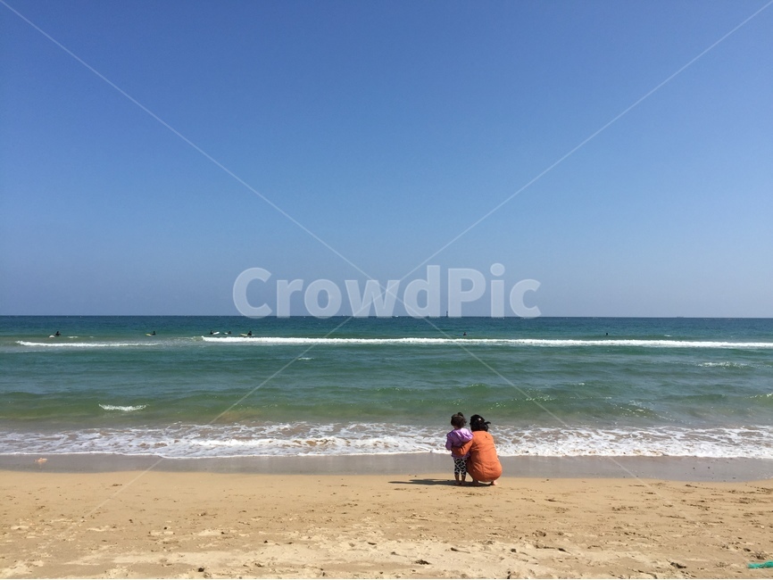 바다,희망,뒷모습,엄마와딸,가족,해변,바다,beach,sea,사람,인물,인간,human,person,가족,패밀리,family,여행,휴가,traveling,vacation,trip