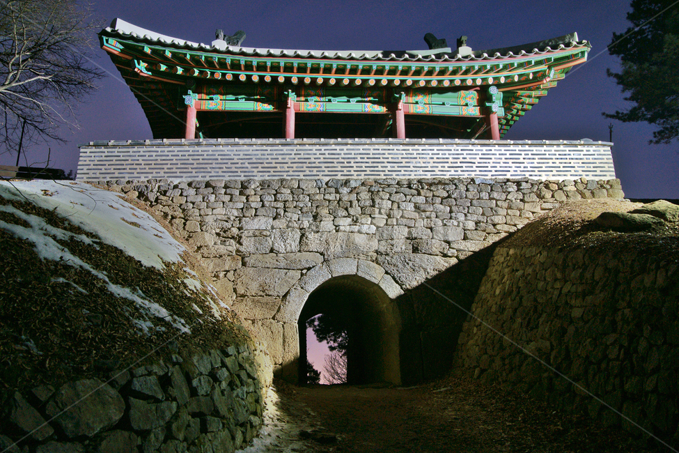 서문,남한산성,성곽,전각,성벽,유적,방어시설,조선시대,야경,야경,밤,풍경,nightscape,night,landscape,한국전통,한국문화,korean traditional,korean culture,랜드마크,landmark,tourist attraction,한국랜드마크,한국관광지,한국명소,korea landmark,korea tourist attraction,건축물,건물외관,exterior,building,structure,architecture,construction,건물