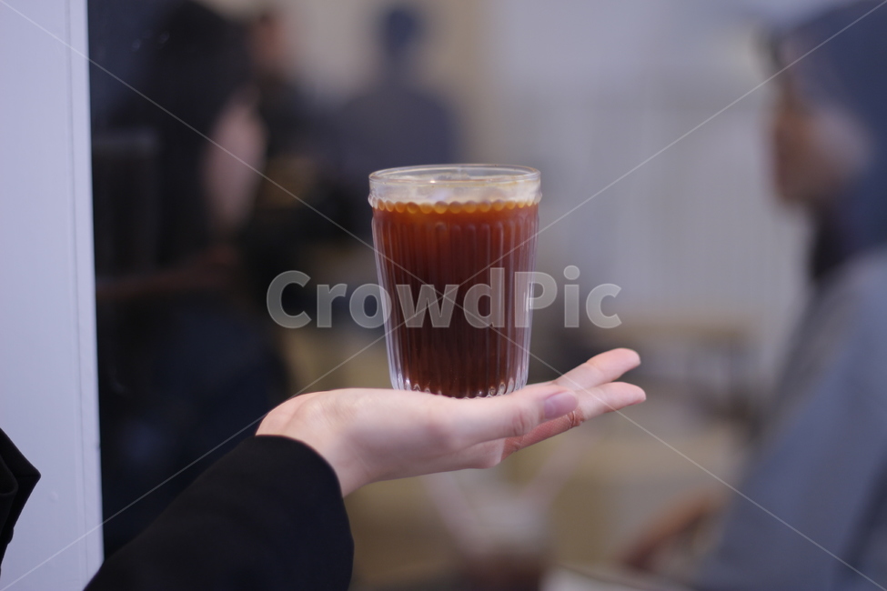 커피,카페,디저트,아메리카노,카페라떼,커피잔,머그잔,핸드드립,콜드브루,coldbrew,coffee,cafe,dessert,americano,brewning,handdrip,dripcoffee,brewingcoffee,사람,인물,인간,human,person,신체일부,몸,body,커피,카페,coffee,cafe