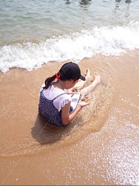 소녀,바닷가,뒷모습,물장난,sea,girl,시원함,흙장난,순수함,human,person,vacation,해변,바다,beach,sea,사람,인물,인간,human,person,어린이,어린아이,child,children,kid