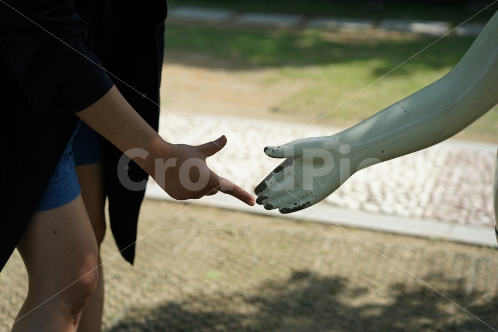 손,가위바위보,놀이,가위,게임,재미,즐거움,승리,컨셉,인물,내기,조각상,동상,석상,조형물,statue,bronze statue,stone statue,사람,인물,인간,human,person,신체일부,몸,body,손,제스처,표시,손짓,표현,gesture,hand,sign,expression,게임,오락,놀이,game,play,연출,컨셉,콘셉,direction,concept