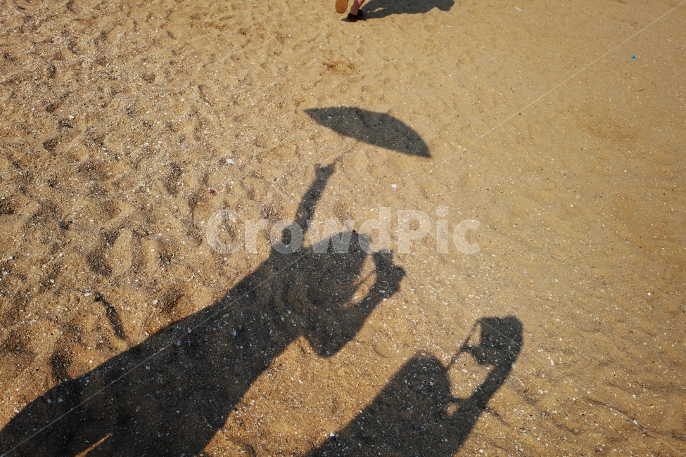 발,실루엣,그림자,모래사장,함께,둘이,사진찍기,바다,해변,바다,beach,sea,사람,인물,인간,human,person,인물실루엣,사람실루엣,character silhouette,human silhouette,여행,휴가,traveling,vacation,trip,ground,바닥,outdoors,옥외,nature,자연,sand,모래