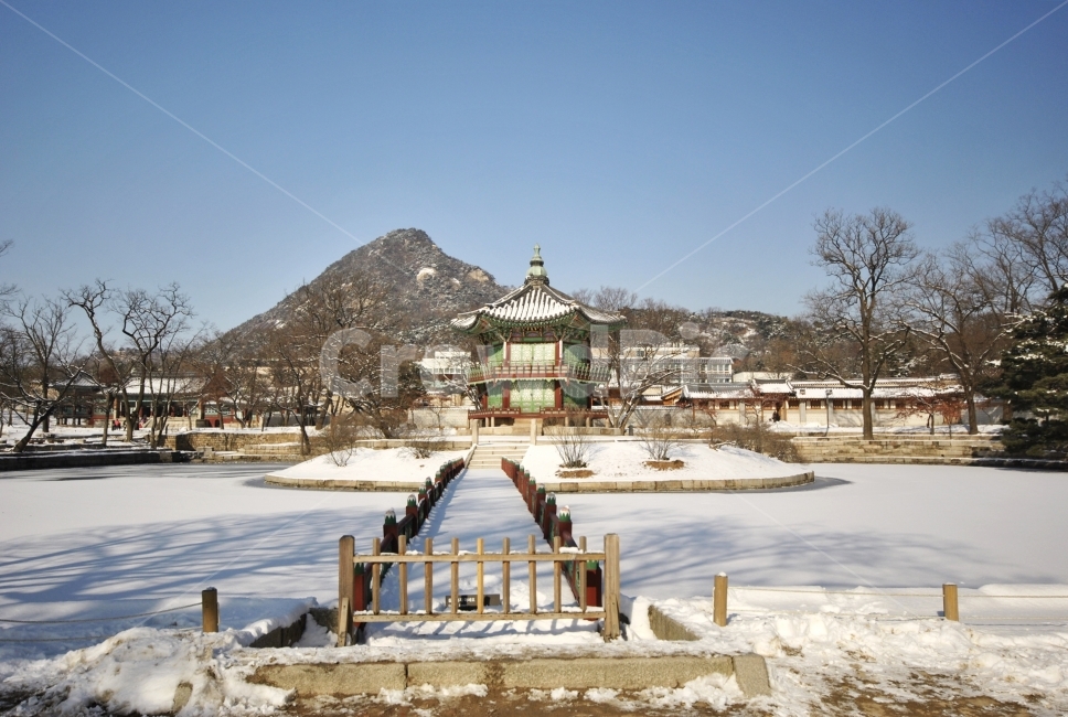 향원정,겨울,고궁,경복궁,향원정의겨울,조선,후원,정원,임금,겨울,계절,winter,season,한국전통,한국문화,korean traditional,korean culture,랜드마크,landmark,tourist attraction,한국랜드마크,한국관광지,한국명소,korea landmark,korea tourist attraction
