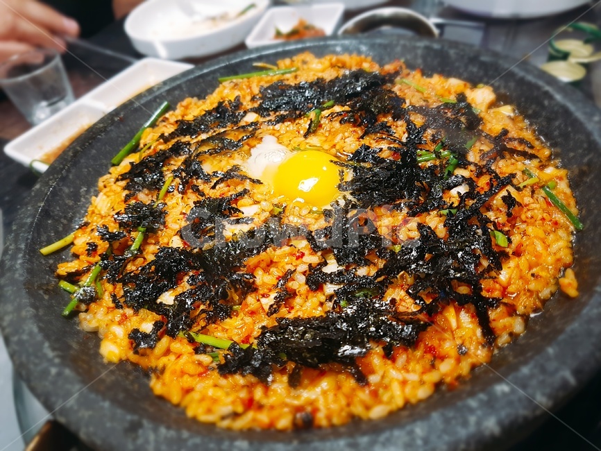 음식,볶음밥,철판,계란,김가루
