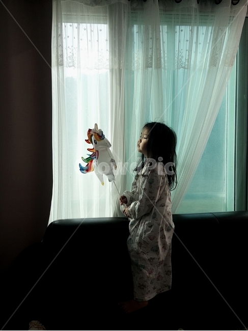 유니콘,빛,여자아이,소녀,풍선,창가,휴일,사람,인물,인간,human,person,어린이,어린아이,child,children,kid