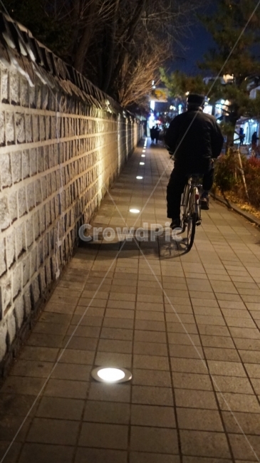할아버지,자전거,돌담길,조명,외길,전주,한옥마을,서울,덕수궁,한국,여행,야경,밤,풍경,nightscape,night,landscape,사람,인물,인간,human,person,교통,교통수단,traffic,transportation,bicycle,vehicle,차량,bike