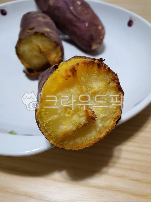 chestnut sweet potato,sweet potato,Roasted Sweet Potato,plate,sweetpotato