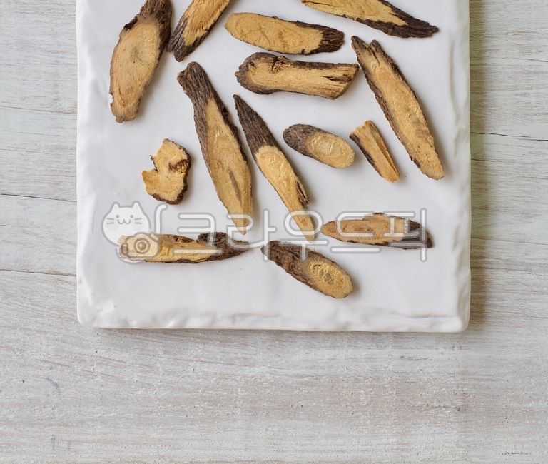 동양의학,한약재료,한약재,약재,뿌리,식물,뿌리식물,음식,배경,건강식품,감기,약,한약,감초,한방약,한방,건조식품,의학,아시아문화,한국문화,orientalmedicine,chinesemedicineingredients,herbalmedicine,medicine,root,plant,food,background,healthfood,cold,about,chinesemedicine,licorice,driedfood,asianculture,koreanculture,갈색,흰색,슬라이스