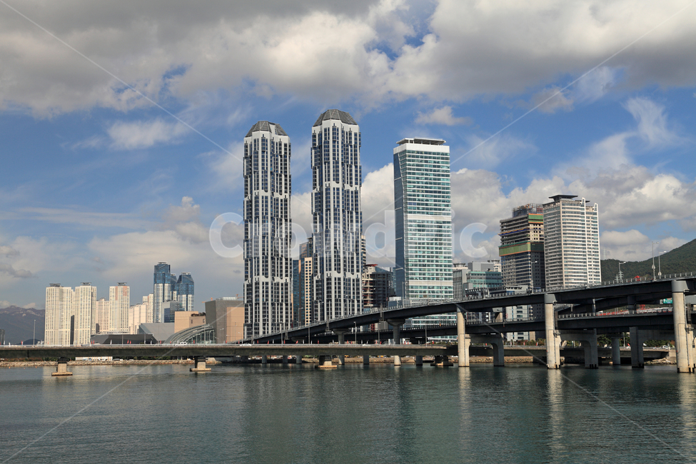 도시,도심,빌딩,고층빌딩,스카이라인,강,수영강,센텀시티,물,부산,한국,풍경,하늘,구름,오피스,오피스텔,비지니스,비즈니스,고가도로,다리,교량,건물,건축,건축물,현대,현대건축,건축물,건물외관,exterior,building,structure,architecture,construction