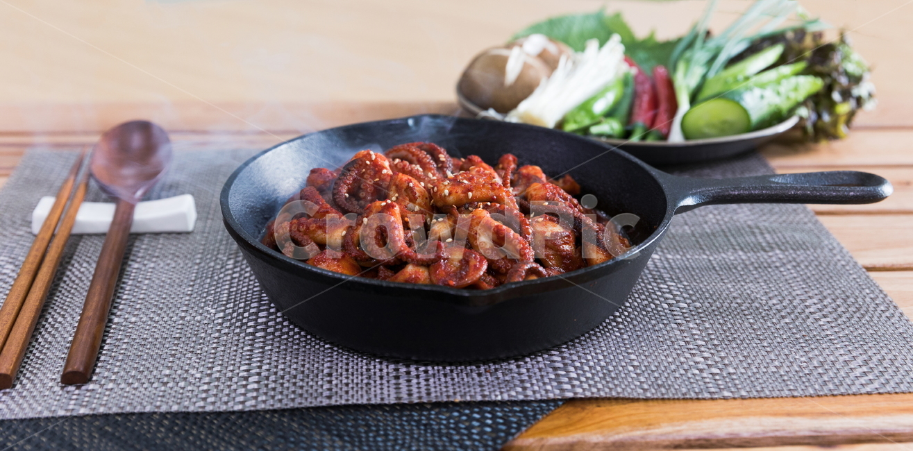주꾸미,요리,다이어트,매운음식,식기류,건강식,조리법,소면,그릇,테이블,식사,맛있다,먹다,별미,낙지,문어,맵다,짜다,준비,숟가락,식탁,붉다,해산물,바다요리,재료,한국,전통,음식,배고프다,무침,볶음,프라이팬,식당,밥,볶다,젓가락,매콤하다,양념,음식,식재료,요리,food,cook,meal,dishes,food reserves,한식,한국음식,한국요리,korean food,korean dishes,korean meal,korean cook