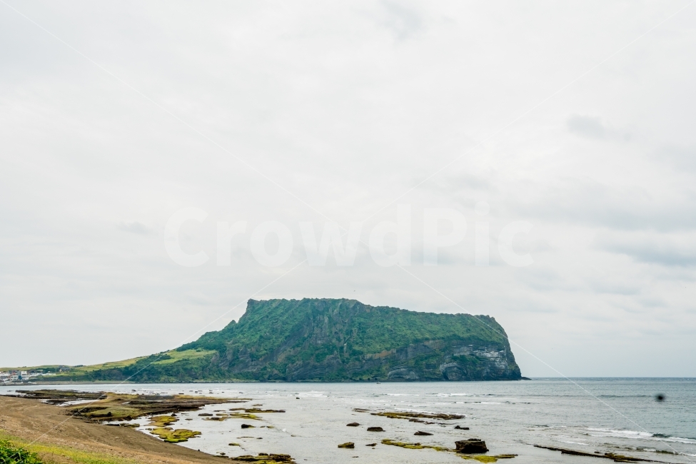 제주도,제주,성산일출봉,바다,오름,해안,자연,풍경,nature,landscape,한국자연풍경,한국자연경관,korea nature landscape,해변,바다,beach,sea,제주도,jeju,jeju island,outdoors,옥외,land,땅,water,물,shoreline,해안선,ocean,대양,coast,연안
