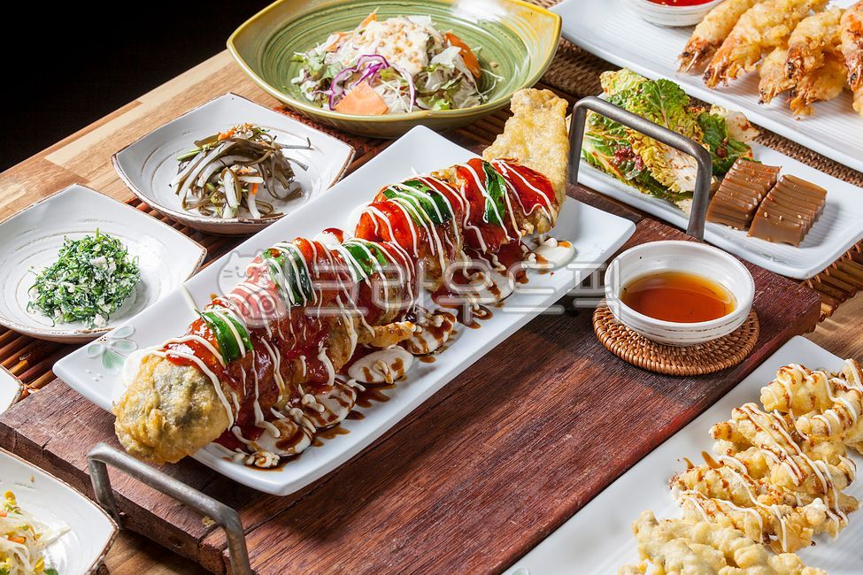 Rattan,fried food,Fried loach,sauce,mudfish,wooden tray,Korean traditional food,catfish,Catfish dish,Fried catfish,healthy food,Korean food,Fried squid,plate holder,nutritious food,delicacy,Mudfish,restaurant,fried meat,freshwater fish,food,health food,me