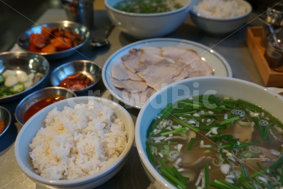수육,국밥,김치,젓갈,반찬,식사,백반,한식,푸짐,데이트,따뜻함,돼지국밥,겨울,겨울밤,야식,순대국밥,따뜻,음식,식재료,요리,food,cook,meal,dishes,food reserves,한식,한국음식,한국요리,korean food,korean dishes,korean meal,korean cook