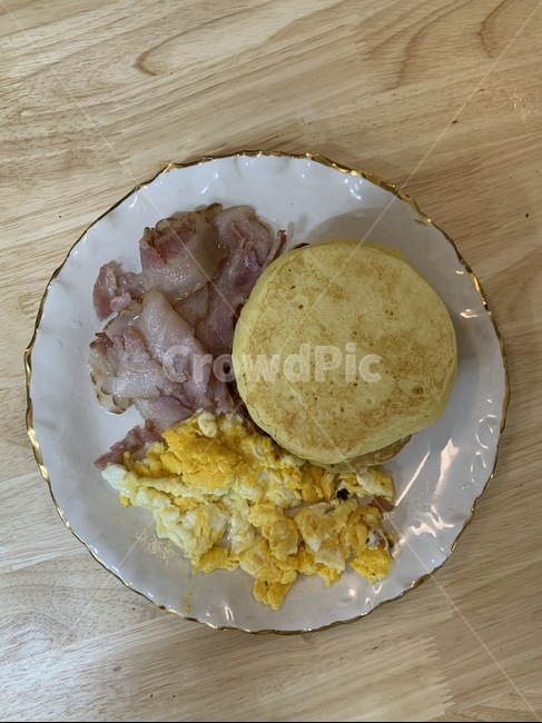 브런치,달걀,베이컨,조식,아침식사,스크램블에그,팬케이크,핫케이크,그릇요리,한접시요리