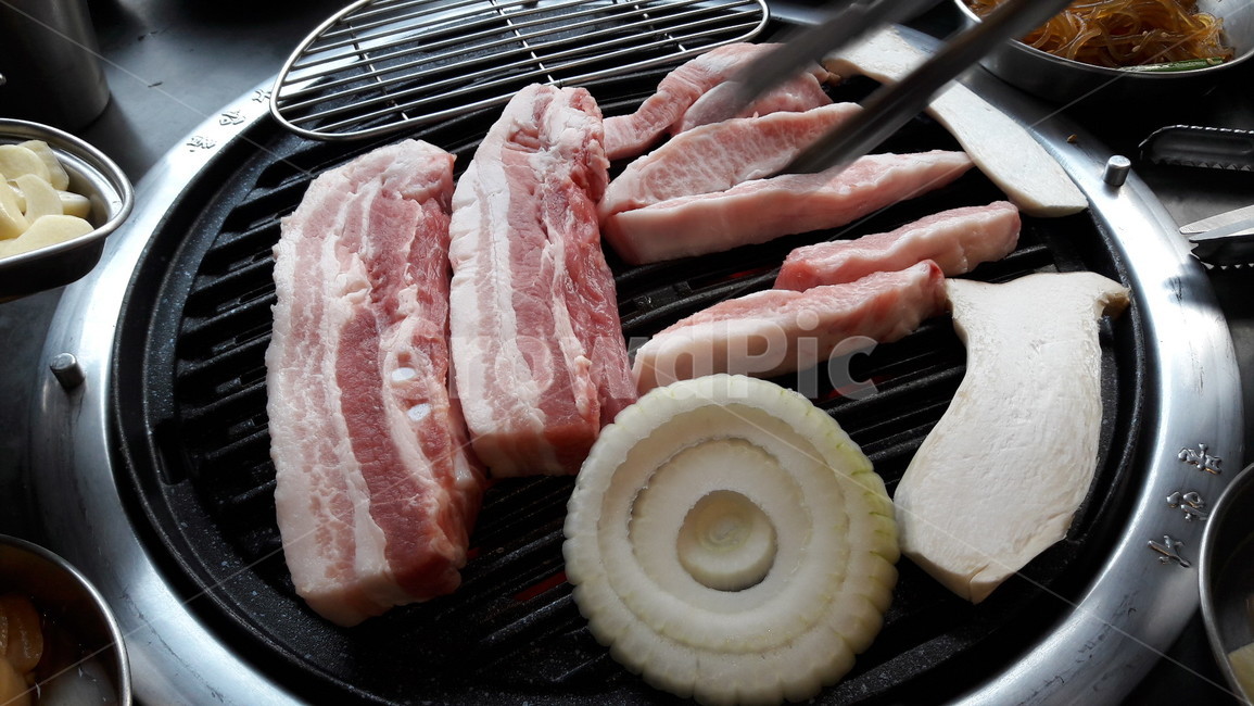 고기,삼겹살,항정살,양파,구이