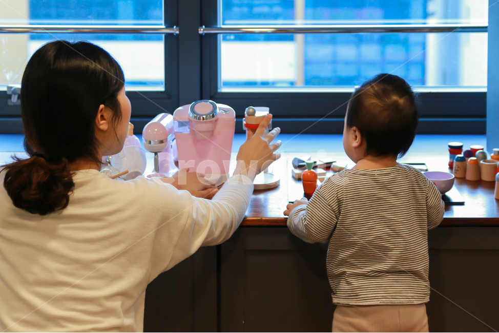 아기,아이,육아,장난감,부엌놀이,놀이,부엌,토이,남자아기,남자아이,사람,교육,인지발달,발달,성장,귀여운,작은,사랑스런,호기심,재미있는,즐거운,엄마,아가,젊은,여성,소꿉놀이,키친,주방,역할놀이,사람,인물,인간,human,person,가족,패밀리,family,영유아,아기,애기,아이,infants,baby