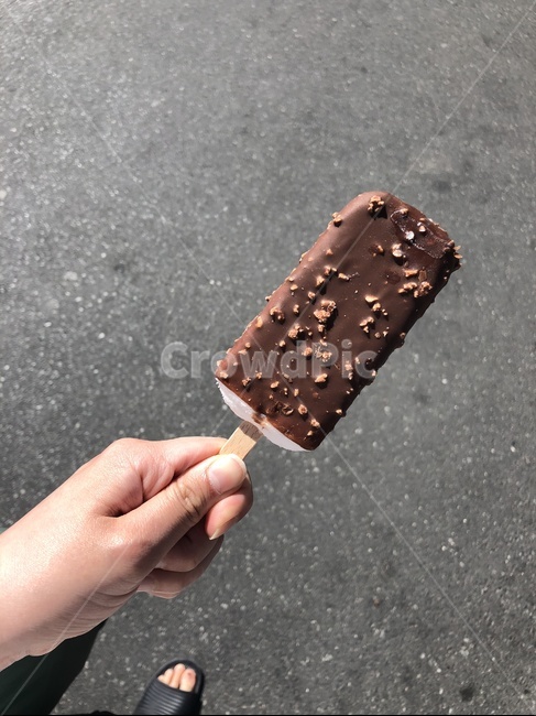막대아이스크림,아이스크림,초코아이스크림,손,쥐다,초코,잡다,엄지