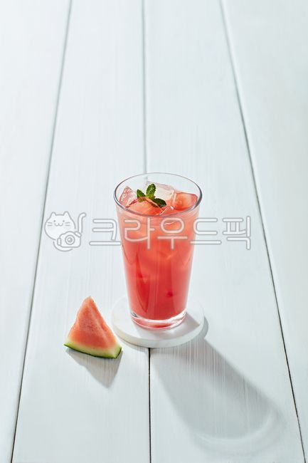 카페이미지,음료이미지,카페메뉴,카페음료,음료수,음료,smoothie,마시다,플레이팅,연출샷,유리컵,유리잔,감성,과일주스,과일쥬스,수박주스