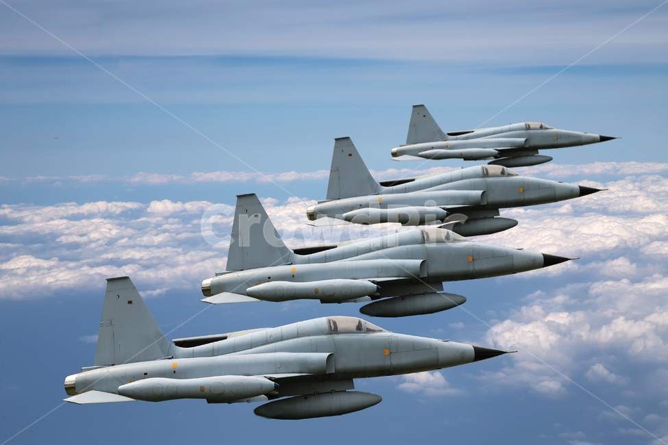 전투기,비행기,항공기,공군,비행,날다,날개,꼬리날개,구름,하늘,엔진,기름통,조종석,조종,전투,과학,교통,편대비행,교통,교통수단,traffic,transportation