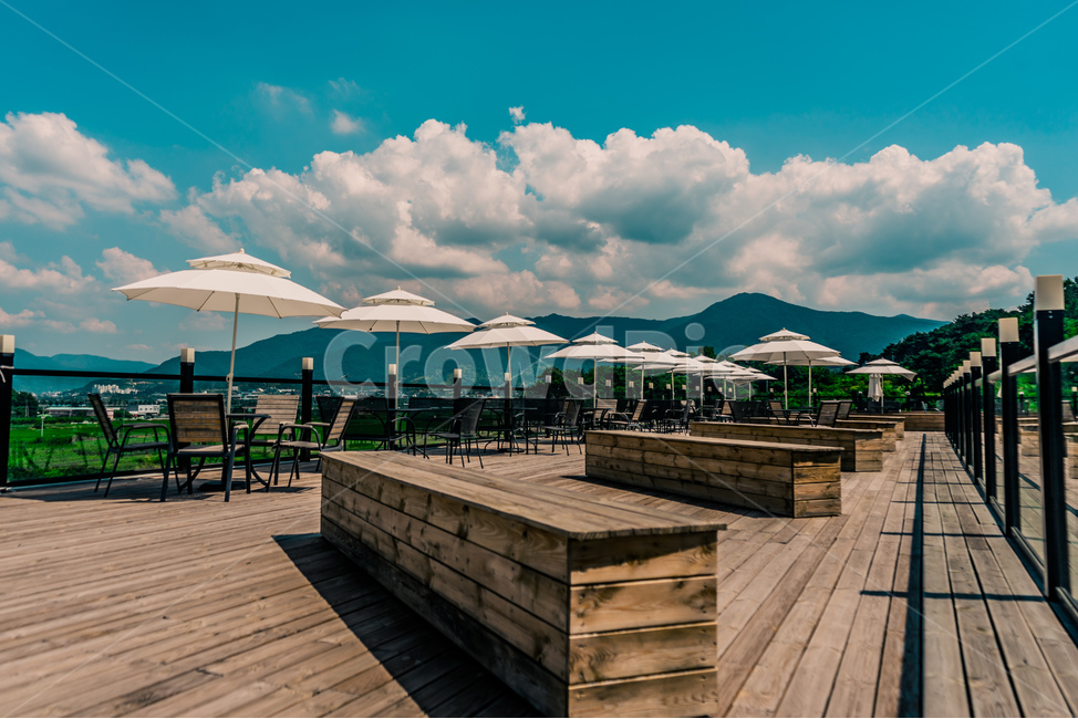 카페,하늘,구름,벤치,휴식,파라솔,테이블,옥상,청도,여유,여름,나무,산,cafe,sky,cloud,bench,chair,rest,parasol,table,summer,wood,tree,mountain,beautiful,휴식,힐링,rest,relaxation,healing,인테리어,실내디자인,interior design