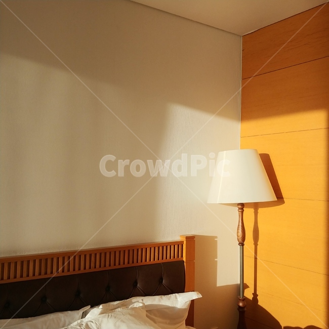 furniture,가구,room,방,bedroom,침실,indoors,호텔,숙소,아침,새벽,햇볕,조명,노을,그림자