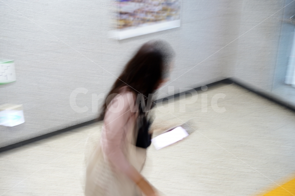 소녀,여자,여인,인물,인물사진,뛰다,달리다,일상,약속,생각,숙녀,사람,인물,인간,human,person,여성,여자,woman,female,lady,연출,컨셉,콘셉,direction,concept