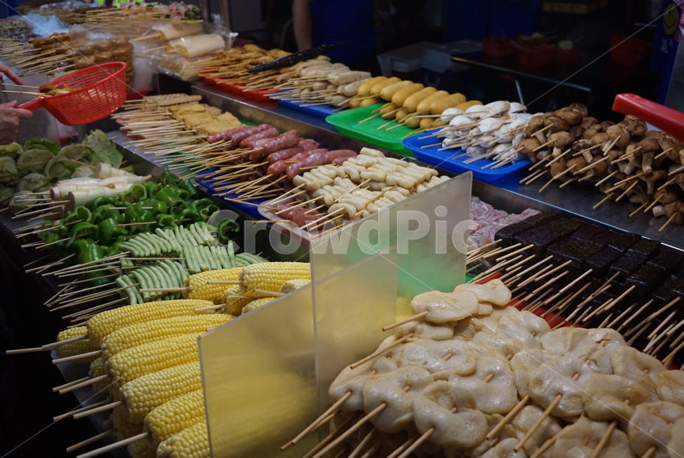 야시장,음식,대만,꼬치,꼬치요리,taiwan,taipei,타이페이,해외음식,피망,옥수수,어묵,오뎅,어묵꼬치,소세지,양배추,떡,떡꼬치,진열,초록색,노란색,판매,가판대,장사,시장,포장마차,food,음식,식재료,요리,food,cook,meal,dishes,food reserves