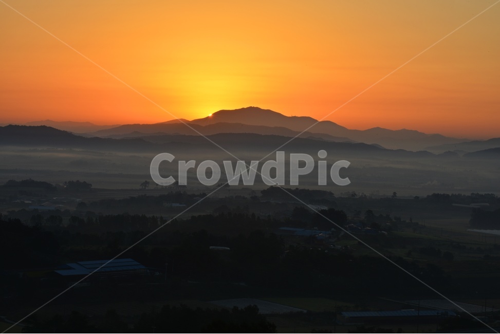 nature,자연,outdoors,옥외,mountainrange,산맥,mountain,산,scenery,풍경,landscape,경치,dawn,새벽,sky,하늘,redsky,붉은하늘,sunlight,햇빛,light,빛,flare,플레어,weather,날씨,안개,함평,밀재,밀재아침,일출,여명,해돋이,농촌들녁,농촌,농업,농사,경작,농경지,자연,풍경,nature,landscape