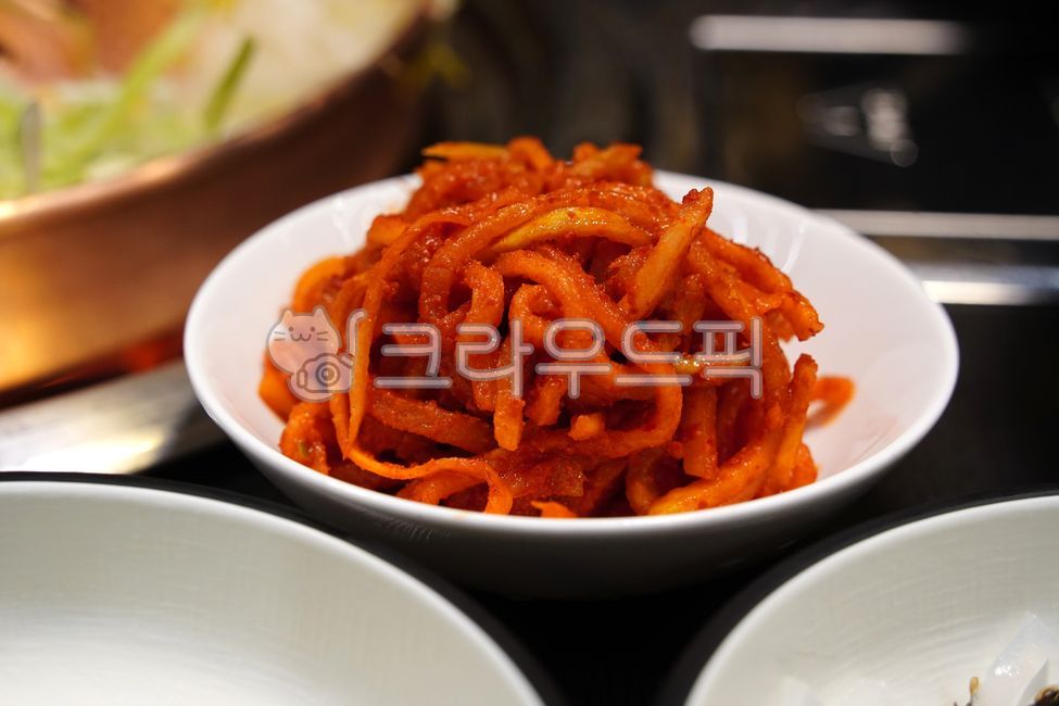 무생채,무침,반찬,밑반찬,한식,한국음식,전통음식,매운,빨간색,양념,무,채소,요리,음식,식사,식재료,아삭한,식감